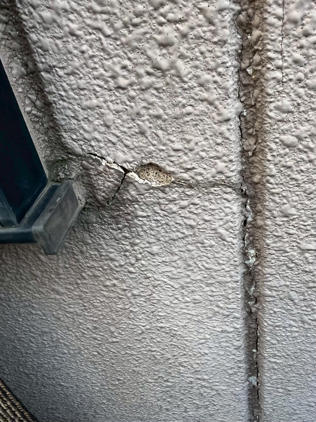 外壁の欠けと縦方向の劣化サイン